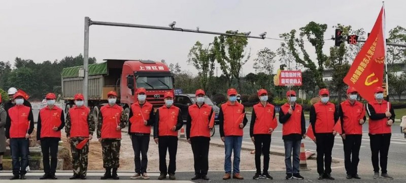 退役軍人志愿者全體立正，揮舞五星紅旗，向最美逆行勇士莊嚴敬禮