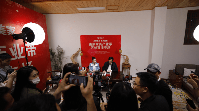 南康區(qū)區(qū)長(zhǎng)何善錦走進(jìn)直播間為南康家具&ldquo;硬核&rdquo;代言!