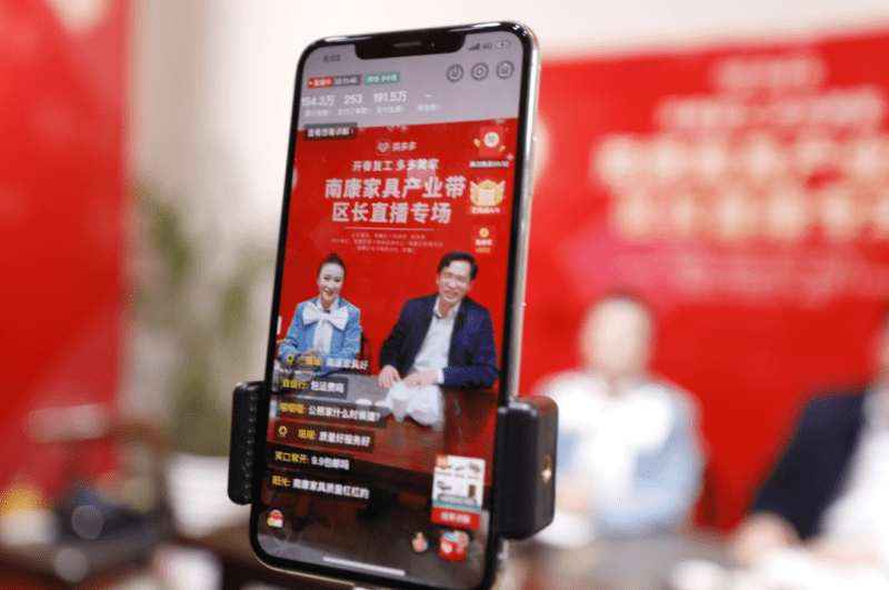 南康區(qū)區(qū)長(zhǎng)何善錦走進(jìn)直播間為南康家具&ldquo;硬核&rdquo;代言!2