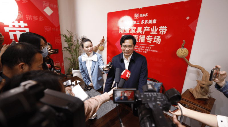 南康區(qū)區(qū)長(zhǎng)何善錦走進(jìn)直播間為南康家具&ldquo;硬核&rdquo;代言!4