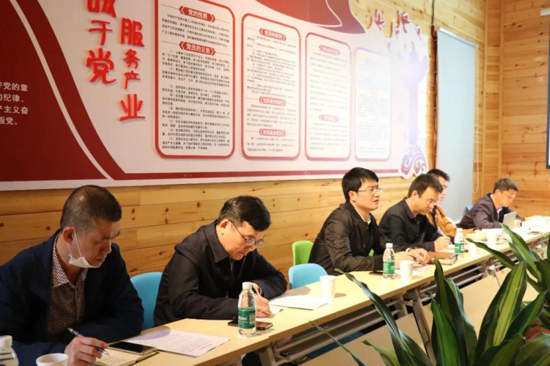 南康區工信局工會主席龍劍和區家具產業促進局秘書科科長袁華忠對本單位的工作開展情況進行了匯報