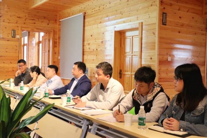 南康區工信局工會主席龍劍和區家具產業促進局秘書科科長袁華忠對本單位的工作開展情況進行了匯報2