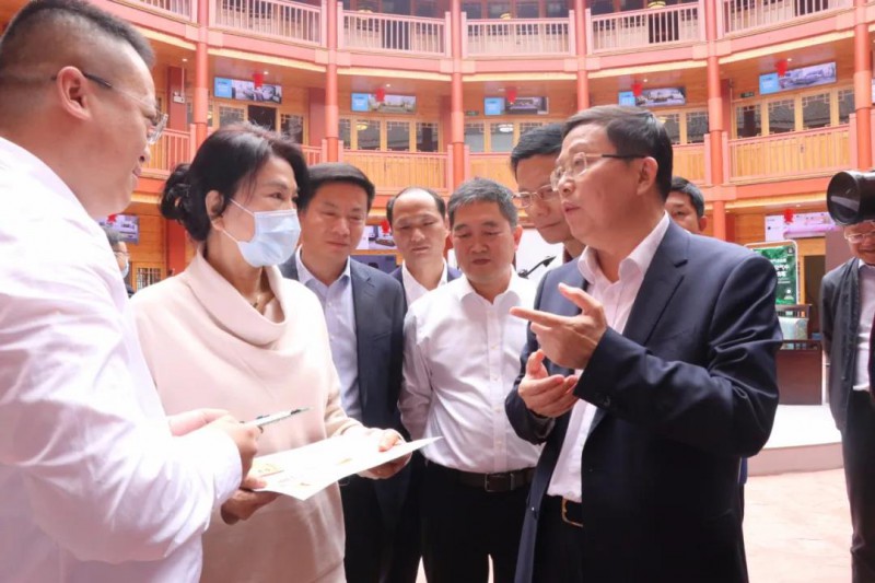 格力電器董事長董明珠考察南康家具產(chǎn)業(yè)7