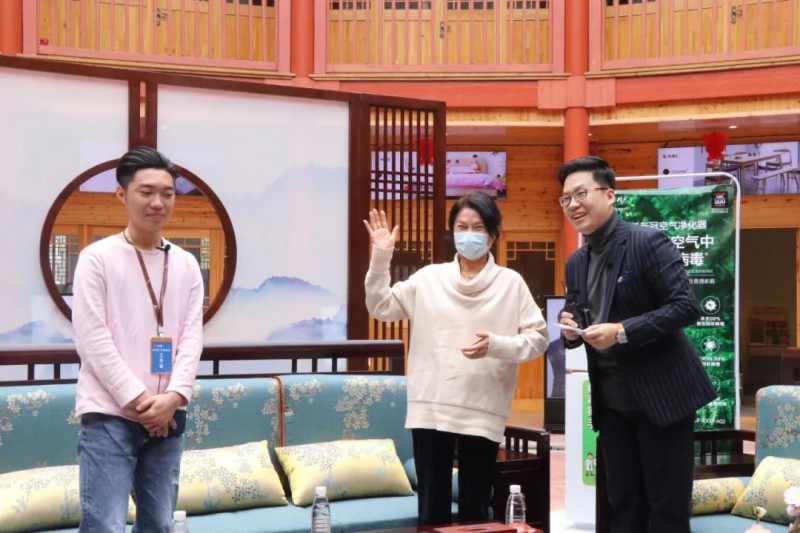 董明珠走進(jìn)南康家具直播間