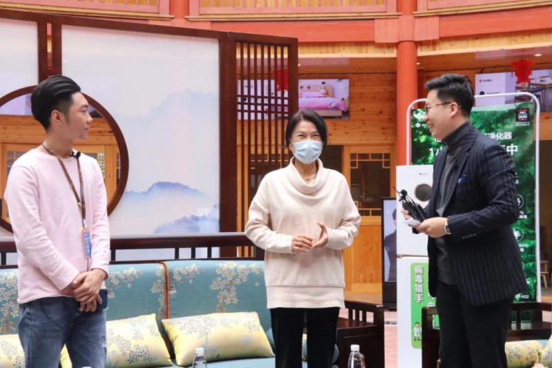 董明珠走進(jìn)南康家具直播間2