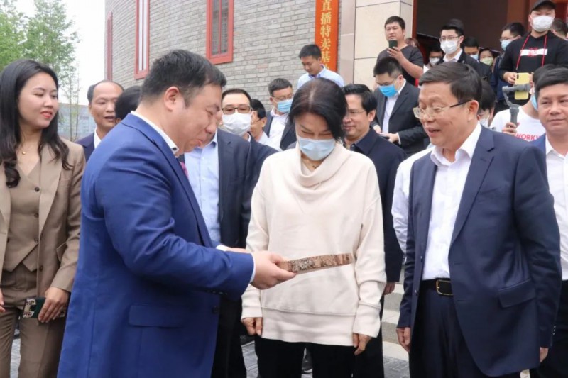 區(qū)家具協(xié)會會長顧建廈代表南康家具人為董明珠送上木質(zhì)禮物表示感謝!