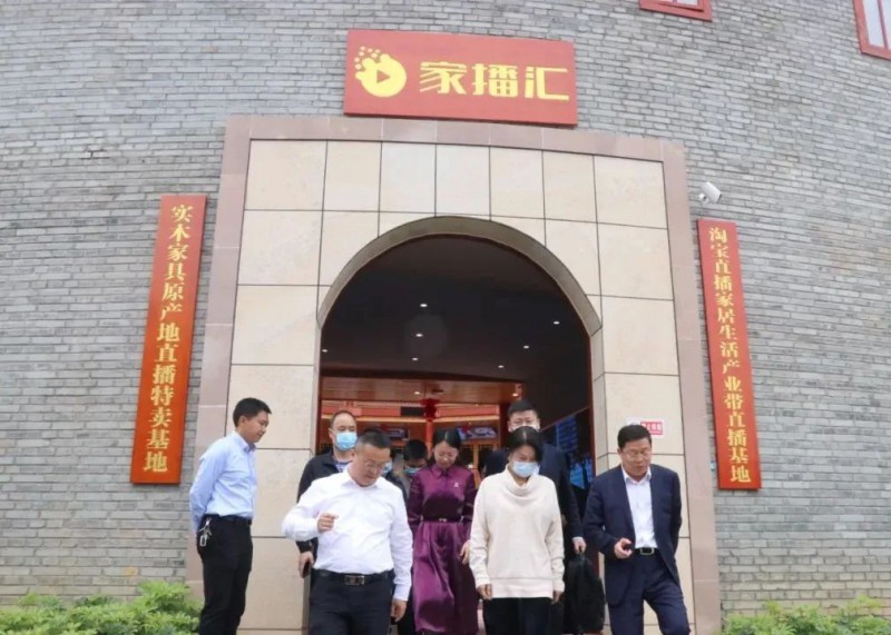 區(qū)家具協(xié)會會長顧建廈代表南康家具人為董明珠送上木質(zhì)禮物表示感謝!2