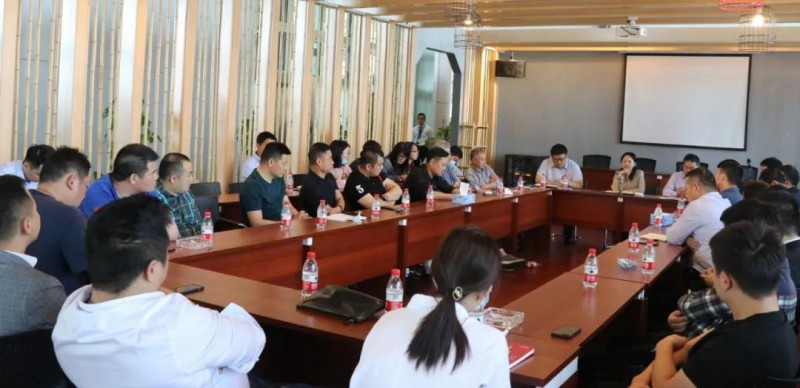 會上，與會的南康品牌家具企業代表、房地產商展開了激烈討論