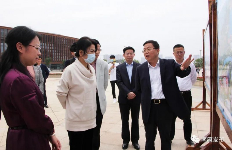 市委常委、副市長、區委書記徐兵陪同董明珠在南康考察2