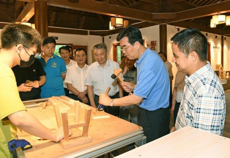 李炳軍在南康區蹲點調研：加快推進現代家具產業轉型升級做大做強2