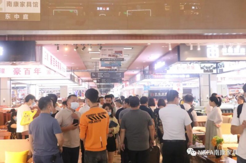 訂貨周現場人頭攢動,氣氛火爆2