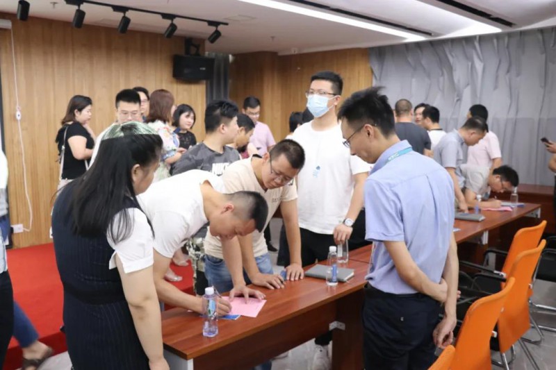 南康家具品牌企業信心滿滿，紛紛現場踴躍報名