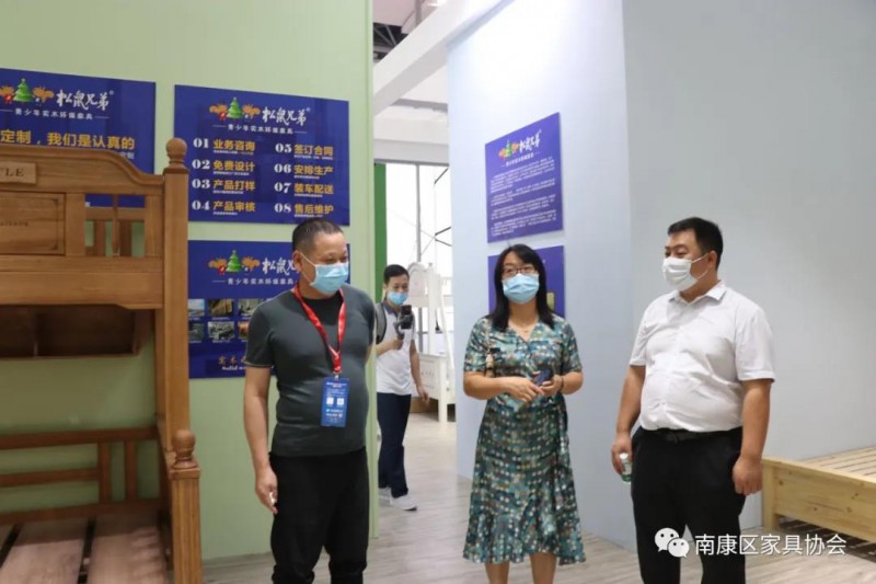 南康區家具產業促進局市場辦主任沈春,南康區家具協會會長顧建廈,副秘書長盧芳芳等一行應邀前往觀展,并為南康參展品牌加油助威3
