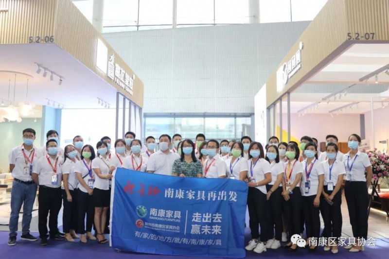 南康區家具產業促進局市場辦主任沈春,南康區家具協會會長顧建廈,副秘書長盧芳芳等一行應邀前往觀展,并為南康參展品牌加油助威1