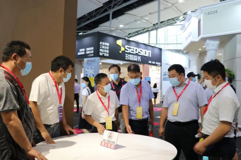 江西省家具協(xié)會(huì)會(huì)長(zhǎng)劉偉一同為企業(yè)加油鼓勁！2