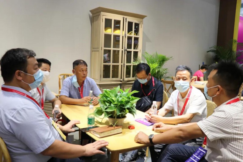 江西省家具協(xié)會(huì)會(huì)長(zhǎng)劉偉一同為企業(yè)加油鼓勁！3