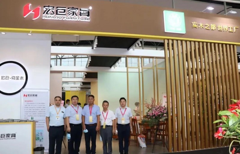 江西省家具協(xié)會(huì)會(huì)長(zhǎng)劉偉一同為企業(yè)加油鼓勁！