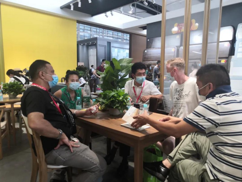 南康家具吸引外國(guó)友人進(jìn)館洽談