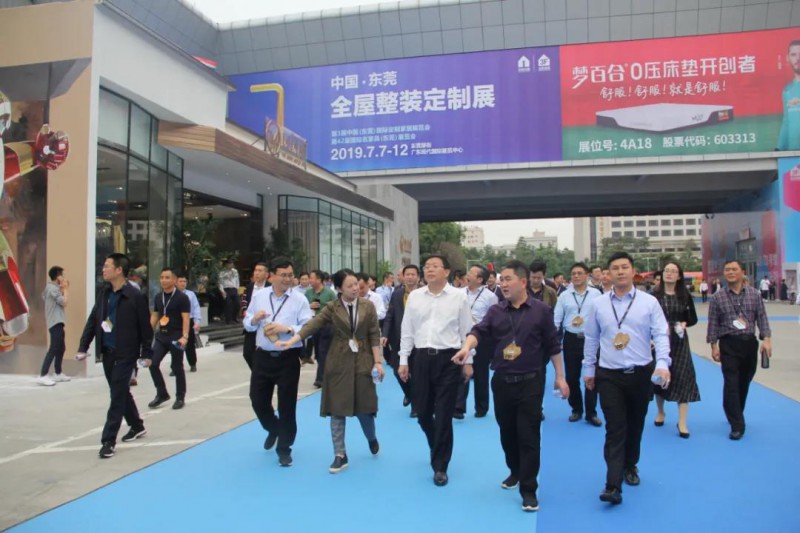 2019年3月東莞名家具展上，贛州市委常委、區委徐兵書記親臨現場為南康家具加油鼓勁