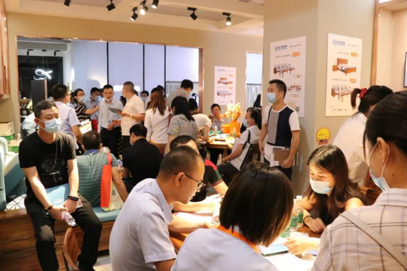 人從眾，南康家具展區人潮涌動