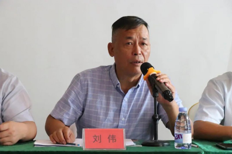 江西省家具協(xié)會會長劉偉在會上講話