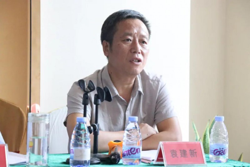 南城縣校具產(chǎn)業(yè)辦公室主任袁建新