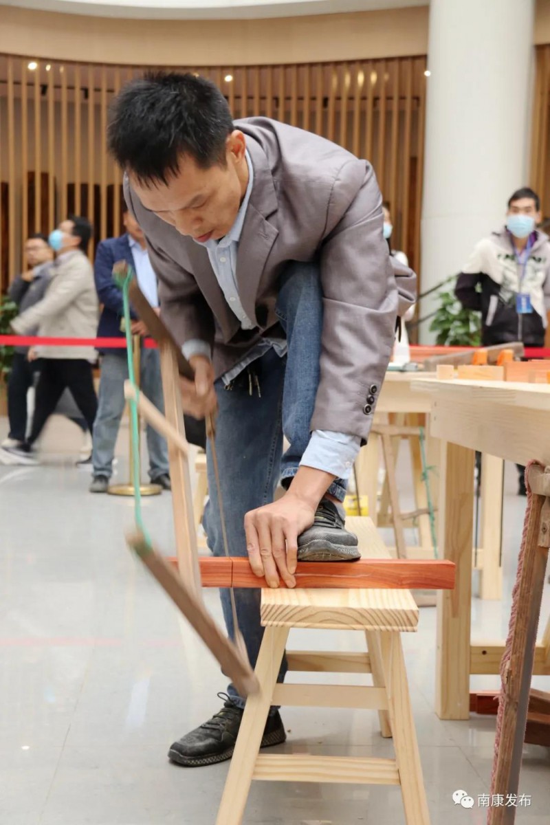 比賽緊張而激烈地進(jìn)行著