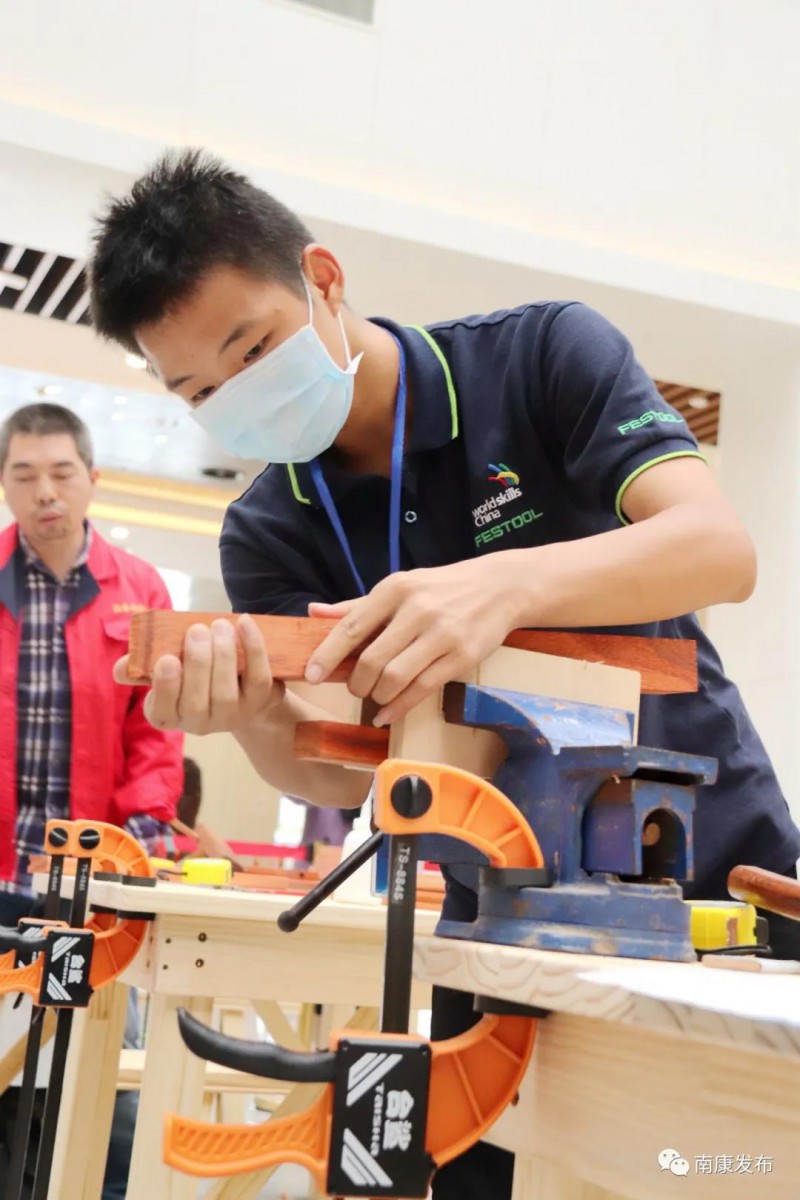 比賽緊張而激烈地進(jìn)行著