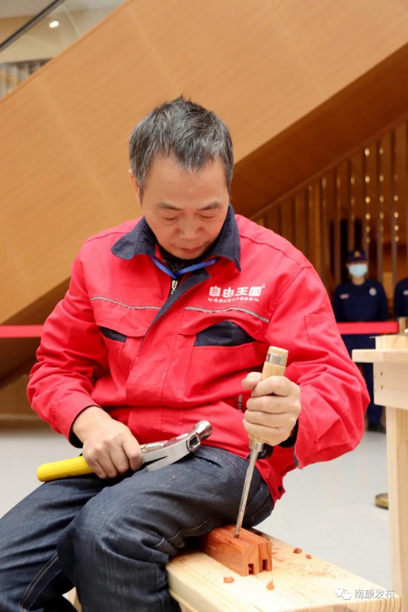 全情投入到8小時(shí)的手工制作