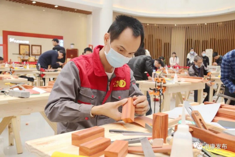 運(yùn)用各自精湛的技藝