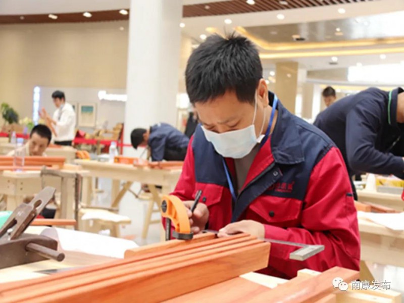 運(yùn)用各自精湛的技藝