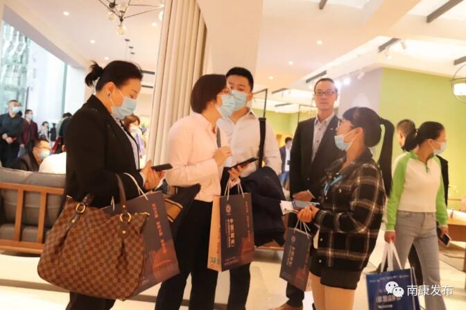 展廳工作人員與客商介紹參展商品