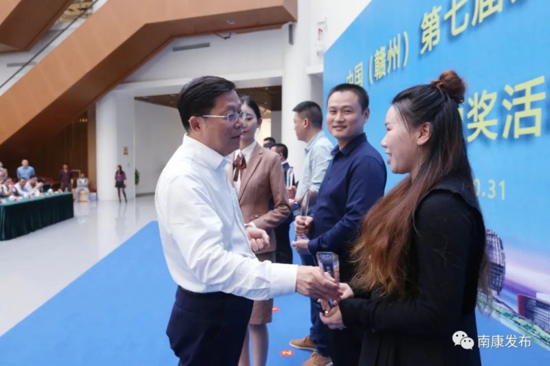 徐兵為&ldquo;網(wǎng)紅主播大賽&rdquo;特等獎以及&ldquo;最佳客廳家具&rdquo;&ldquo;最佳餐廳家具&rdquo;&ldquo;最佳臥室家具&rdquo;&ldquo;最佳書房家具&rdquo;&ldquo;最佳兒童家具&rdquo;金獎頒獎