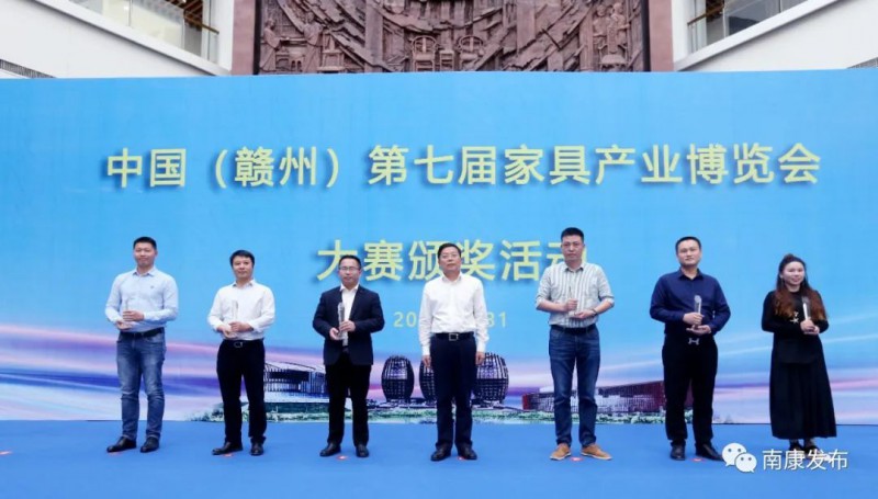 徐兵為&ldquo;網(wǎng)紅主播大賽&rdquo;特等獎以及&ldquo;最佳客廳家具&rdquo;&ldquo;最佳餐廳家具&rdquo;&ldquo;最佳臥室家具&rdquo;&ldquo;最佳書房家具&rdquo;&ldquo;最佳兒童家具&rdquo;金獎頒獎