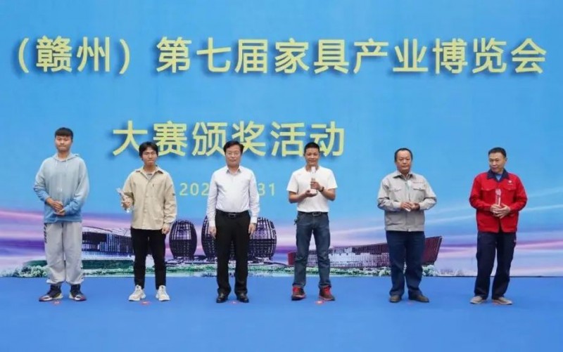 區(qū)領(lǐng)導(dǎo)為獲獎企業(yè)和個人頒獎