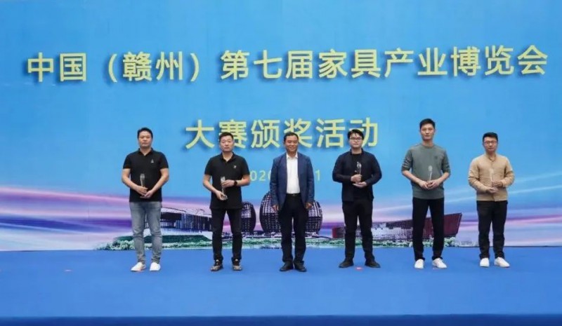 區(qū)領(lǐng)導(dǎo)為獲獎企業(yè)和個人頒獎