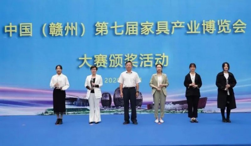 區(qū)領(lǐng)導(dǎo)為獲獎企業(yè)和個人頒獎