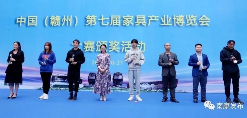 區(qū)領(lǐng)導(dǎo)為獲獎企業(yè)和個人頒獎