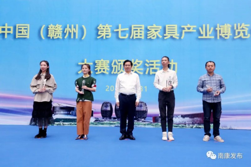 區(qū)領(lǐng)導(dǎo)為獲獎企業(yè)和個人頒獎