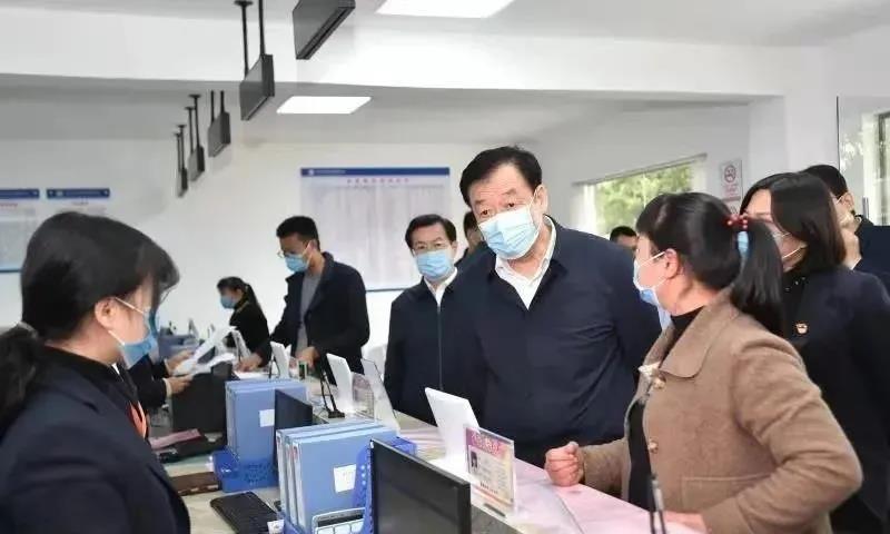 劉奇走訪了便民服務中心