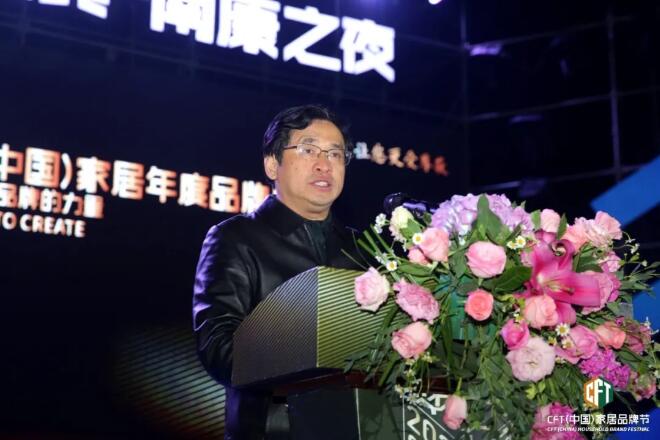 南康區委副書記、區政府區長 何善錦