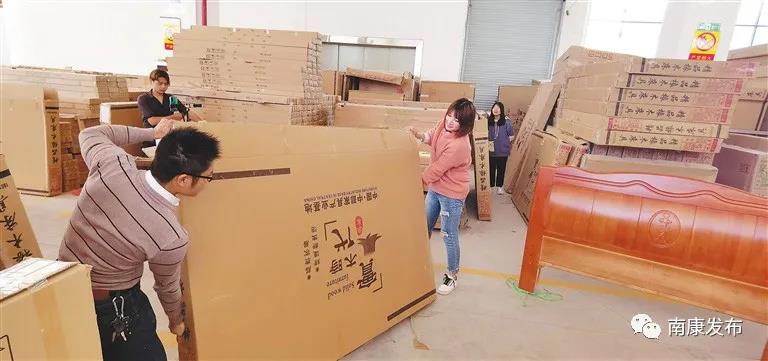 龍嶺鎮龍嶺村村民&ldquo;雙11&rdquo;在倉庫直播帶貨