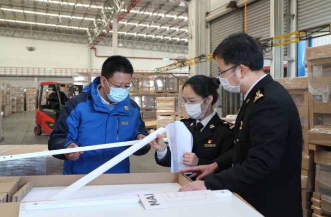 泰州海關關員對一批出口木制品開展現場監管