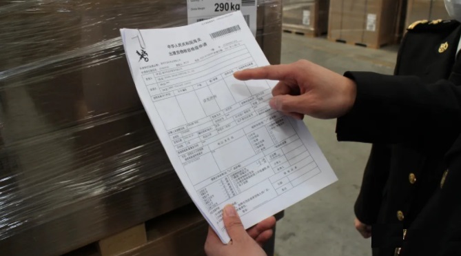 泰州海關關員在核對相關單證