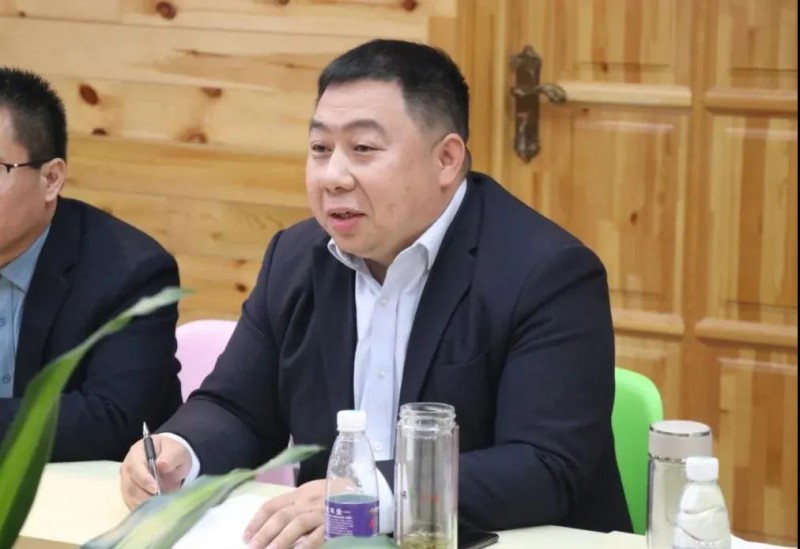 區(qū)家具協(xié)會會長顧建廈在會上說