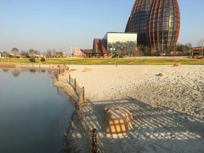 網紅娛樂項目：白沙灘&蹦蹦云