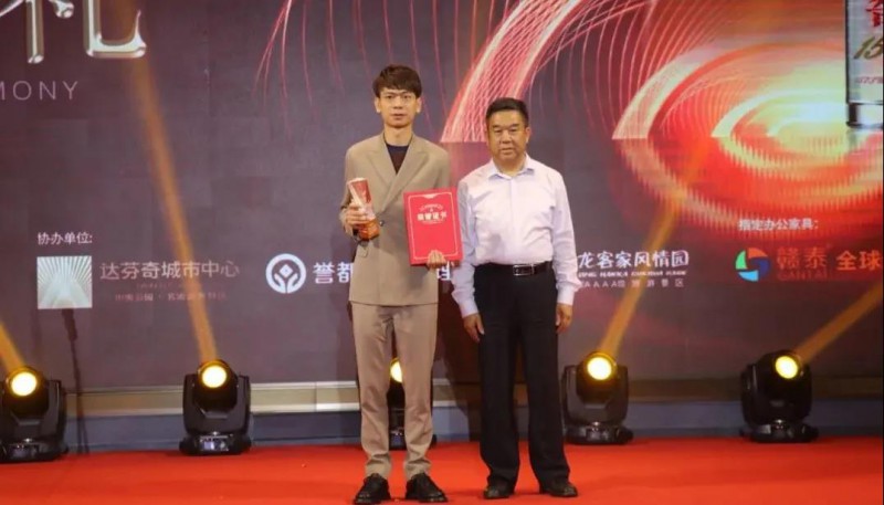 區家具協會副會長、江西佳興投資有限公司董事長王家新獲獎(代領獎人副總裁王齊明)