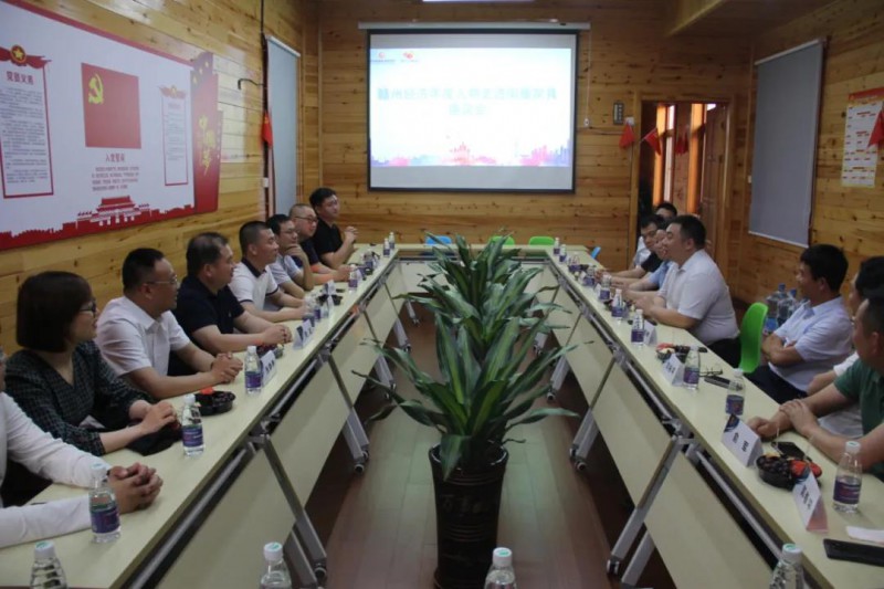 贛州經濟年度人物走進南康家具，考察產業發展情況