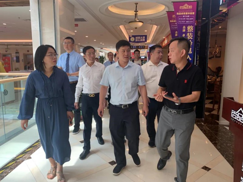 考察團一行先后來到橋西店、北中環店，實地了解黎氏閣南康家具品牌館項目的規劃布局2