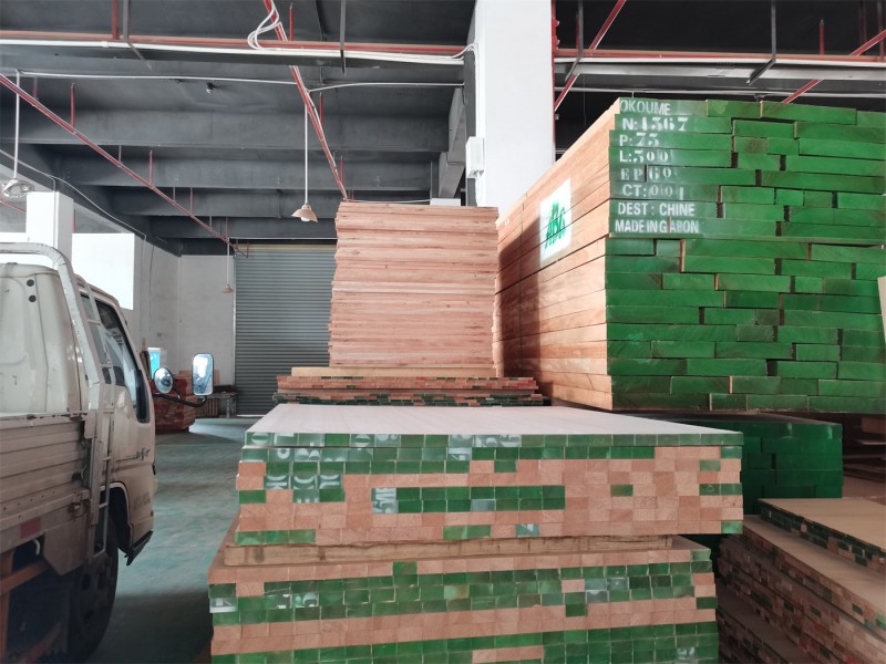 江西南康金絲檀和樹脂大板家具定制生產廠家工廠實拍8